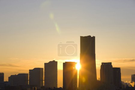 Foto de Hermoso atardecer sobre la ciudad. siluetas de rascacielos sobre el fondo del cielo al atardecer - Imagen libre de derechos