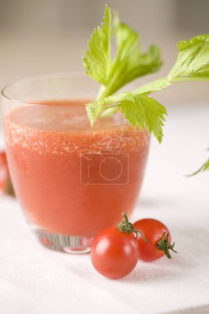 Téléchargez les photos : Fresh tomato juice in glass on table - en image libre de droit