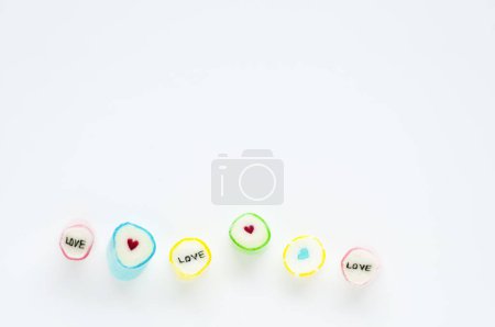Foto de Coloridos caramelos hechos a mano sobre fondo blanco - Imagen libre de derechos