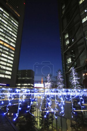 Foto de Ciudad con hermosas decoraciones navideñas, fondo urbano festivo - Imagen libre de derechos