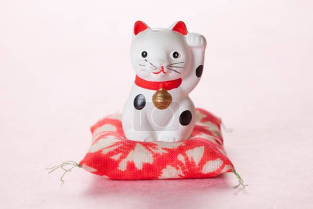 Téléchargez les photos : Maneki neko chanceux chat sur fond, gros plan - en image libre de droit