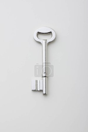 Foto de Objeto clave de metal sobre fondo blanco - Imagen libre de derechos