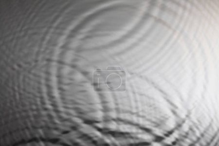 Foto de Dejar rastros en la superficie líquida. gotitas onduladas. fondo abstracto - Imagen libre de derechos