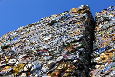 Foto de Concepto de reciclaje. latas de metal prensado en vertederos - Imagen libre de derechos