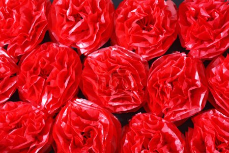 Foto de Lámina de polietileno rojo en forma de flores de rosas - Imagen libre de derechos