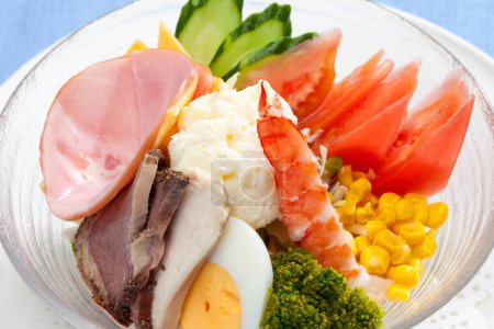 Foto de Un tazón de comida con carne, verduras y huevos - Imagen libre de derechos