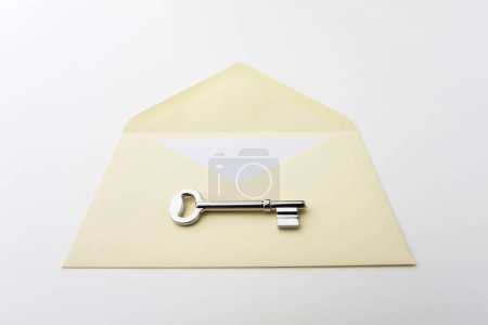 Téléchargez les photos : Enveloppe et clé en acier sur fond, gros plan - en image libre de droit
