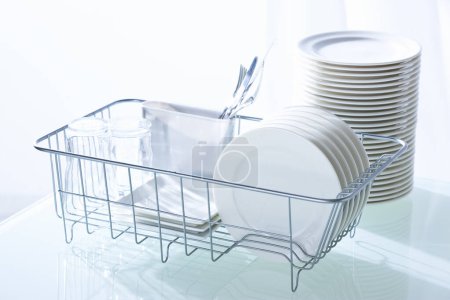 Téléchargez les photos : Vaisselle propre dans le lave-vaisselle sur table de cuisine propre - en image libre de droit
