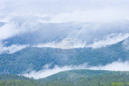Téléchargez les photos : Beau paysage avec des nuages au-dessus des montagnes pittoresques - en image libre de droit