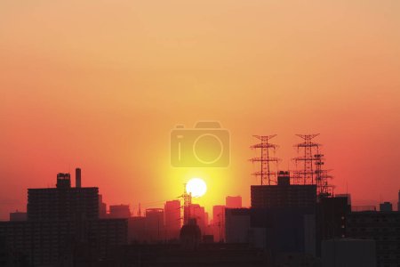 Foto de Cielo hermoso atardecer sobre el horizonte de la ciudad - Imagen libre de derechos