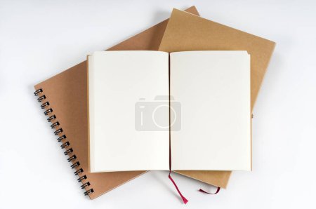 Téléchargez les photos : Bloc-notes ouvert avec des pages blanches sur fond de table blanche - en image libre de droit