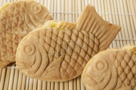 Taiyaki, eine Süßigkeit in Fischform, ist ein japanischer Straßensnack, der mit roten Bohnen gefüllt ist