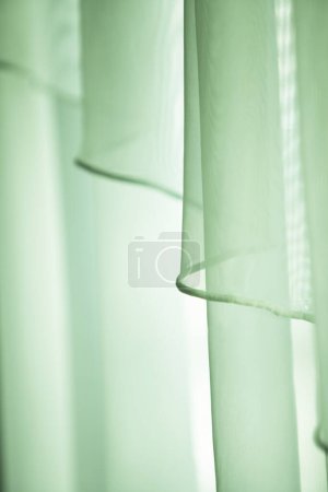 Foto de Cortina verde en la ventana - Imagen libre de derechos