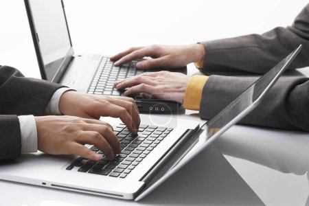 Foto de Primer plano de la gente de negocios escribiendo en computadoras portátiles - Imagen libre de derechos
