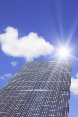 Foto de Paneles solares y fondo cielo azul - Imagen libre de derechos