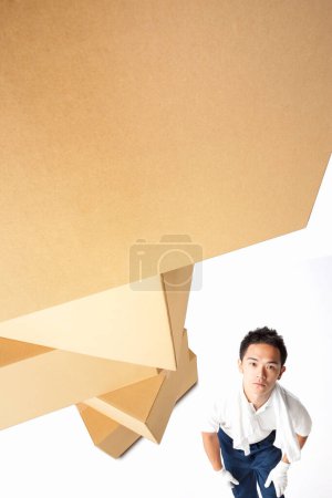 Téléchargez les photos : Homme portant des boîtes en carton, plan studio - en image libre de droit