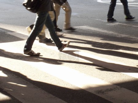 Foto de Personas cruzando la calle en el cruce peatonal, vista de sección baja - Imagen libre de derechos