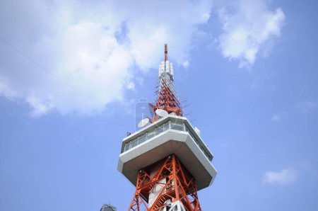 Téléchargez les photos : Tour Utsunomiya contre le ciel bleu au Japon - en image libre de droit