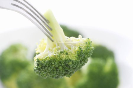Téléchargez les photos : Mangez du brocoli avec une fourchette - en image libre de droit