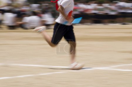 Foto de Visión borrosa del movimiento del atleta corriendo durante la competición deportiva - Imagen libre de derechos