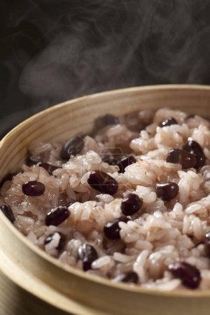 Foto de Tazón de arroz glutinoso con frijoles rojos - Imagen libre de derechos
