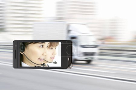 Téléchargez les photos : Écran de téléphone portable avec belle image de femme asiatique - en image libre de droit