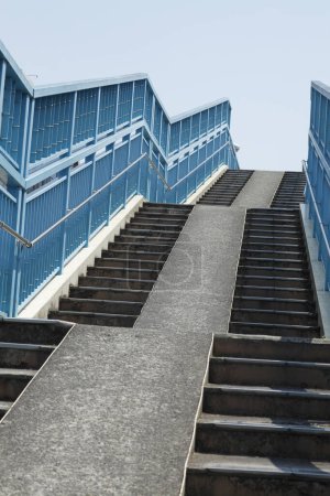 Téléchargez les photos : Vue des escaliers avec parapet bleu, architecture urbaine - en image libre de droit