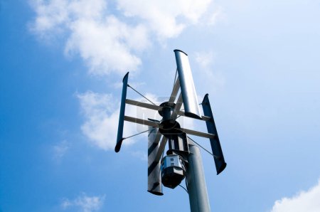 Téléchargez les photos : Antenne parabolique sur ciel bleu - en image libre de droit