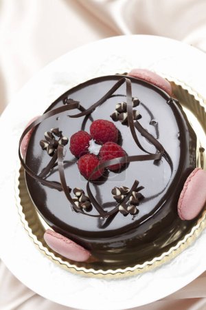 Téléchargez les photos : Vue rapprochée de délicieux gâteau au chocolat sucré aux framboises - en image libre de droit