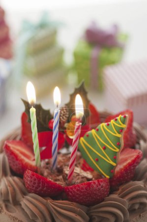 Foto de Vista de cerca de la deliciosa tarta dulce festiva con bayas y velas encendidas - Imagen libre de derechos