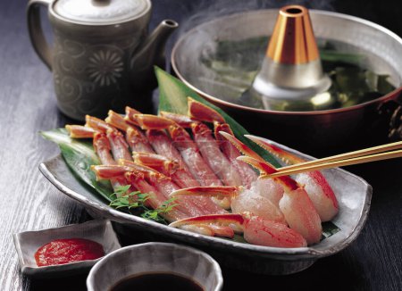 Téléchargez les photos : Cuisine japonaise. ensemble de sushis au saumon - en image libre de droit