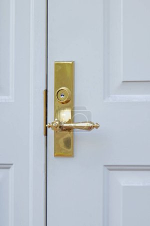 Foto de Una manija de la puerta en una puerta blanca - Imagen libre de derechos