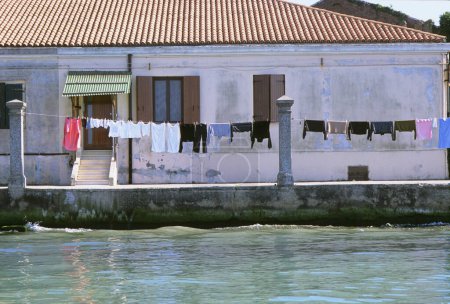 Téléchargez les photos : Séchage blanchisserie sur la rue de l'île de Burano, Italie - en image libre de droit