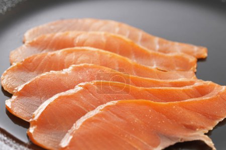 Foto de Filete de salmón fresco en un plato en el fondo, de cerca - Imagen libre de derechos