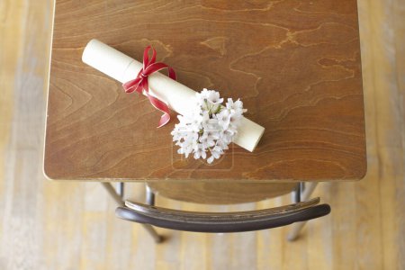 Foto de Flores blancas sobre una mesa marrón - Imagen libre de derechos