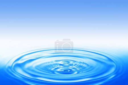 Foto de Gotas de agua en la superficie del agua sobre fondo claro - Imagen libre de derechos