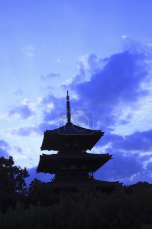 Téléchargez les photos : Silhouette du temple au coucher du soleil au Japon - en image libre de droit