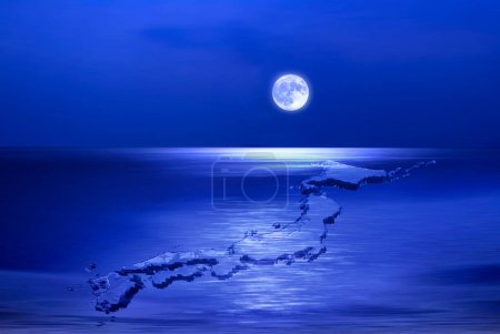 Téléchargez les photos : Ciel nocturne bleu avec mer et lune - en image libre de droit