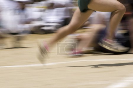 Téléchargez les photos : Vue floue du mouvement de l'athlète en course pendant la compétition sportive - en image libre de droit
