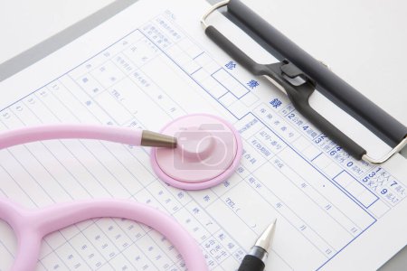 Dossier médical et stéthoscope rose