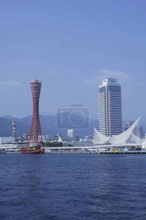 Foto de Alrededor de Kobe Port Tower. Port Tower es un hito en Kobe. Está construido en el lado del embarcadero en el puerto de Kobe - Imagen libre de derechos