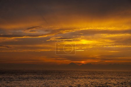 Téléchargez les photos : Vue panoramique du ciel orange au-dessus de la mer pendant le coucher du soleil - en image libre de droit