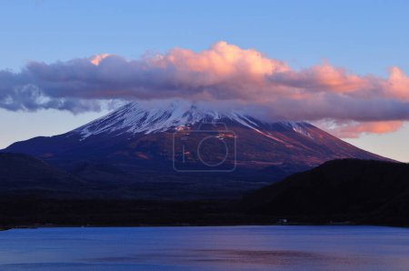 Téléchargez les photos : Belle montagne Fuji et lac au Japon au coucher du soleil - en image libre de droit