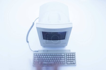Foto de Monitor de ordenador con teclado en una mesa - Imagen libre de derechos
