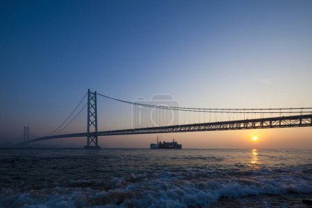 Téléchargez les photos : Vue pittoresque de la scène extérieure avec pont et coucher de soleil sur l'eau - en image libre de droit