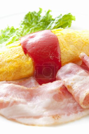 Foto de Un plato de comida con jamón, huevos y salsa - Imagen libre de derechos