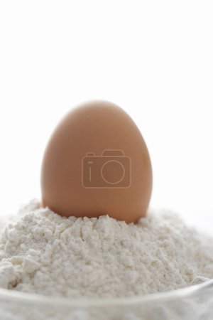 Foto de La harina y el huevo en la mesa, el primer plano - Imagen libre de derechos