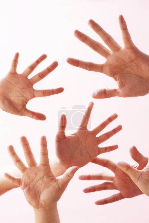 Téléchargez les photos : Groupe de mains geste sur fond blanc - en image libre de droit
