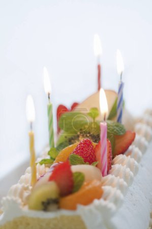 Foto de Vista de cerca de delicioso pastel de cumpleaños con crema y frutas - Imagen libre de derechos