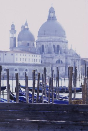 Foto de Gran Canal, Venecia, Italia. Primer plano de las góndolas flotando en el agua - Imagen libre de derechos